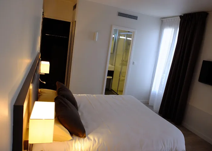 Hotel De Flore - Montmartre Parigi